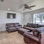 Central Bakersfield Townhome With Private Patio