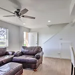 Central Bakersfield Townhome With Private Patio