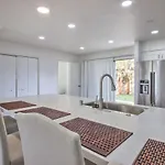 Central Bakersfield Townhome With Private Patio