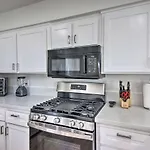 Central Bakersfield Townhome With Private Patio