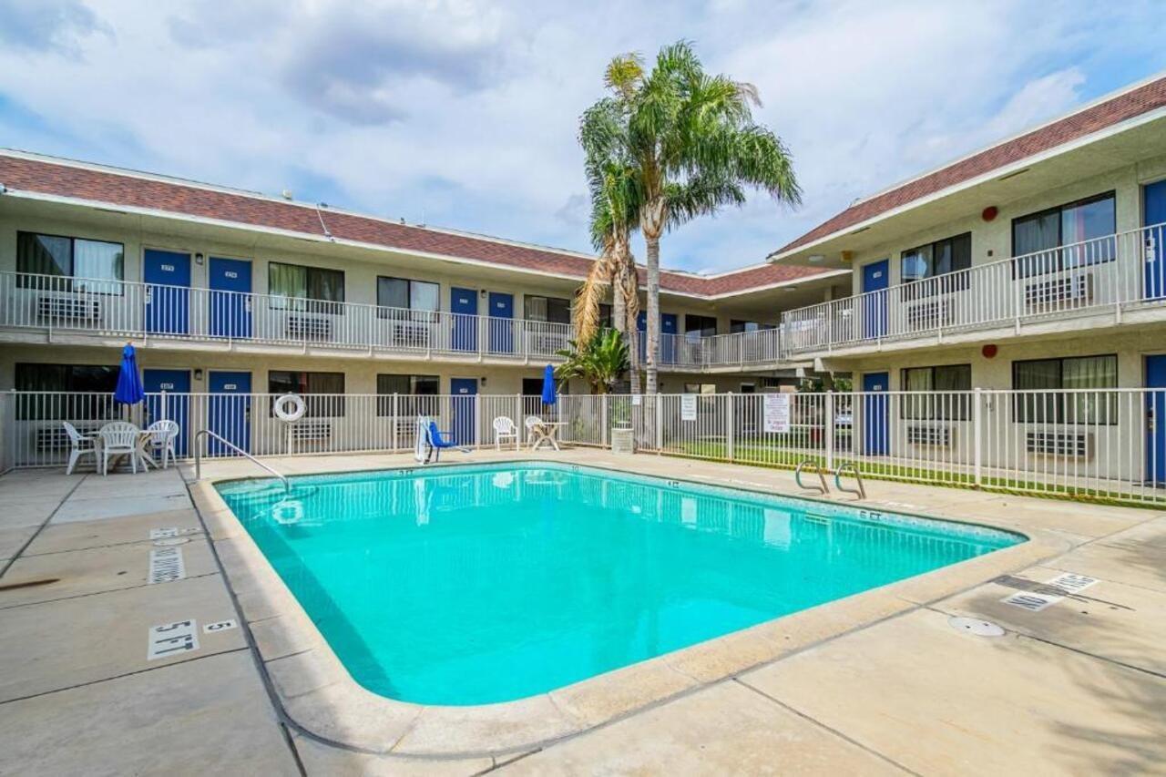 Hotel 6-bakersfield, Ca - Airport