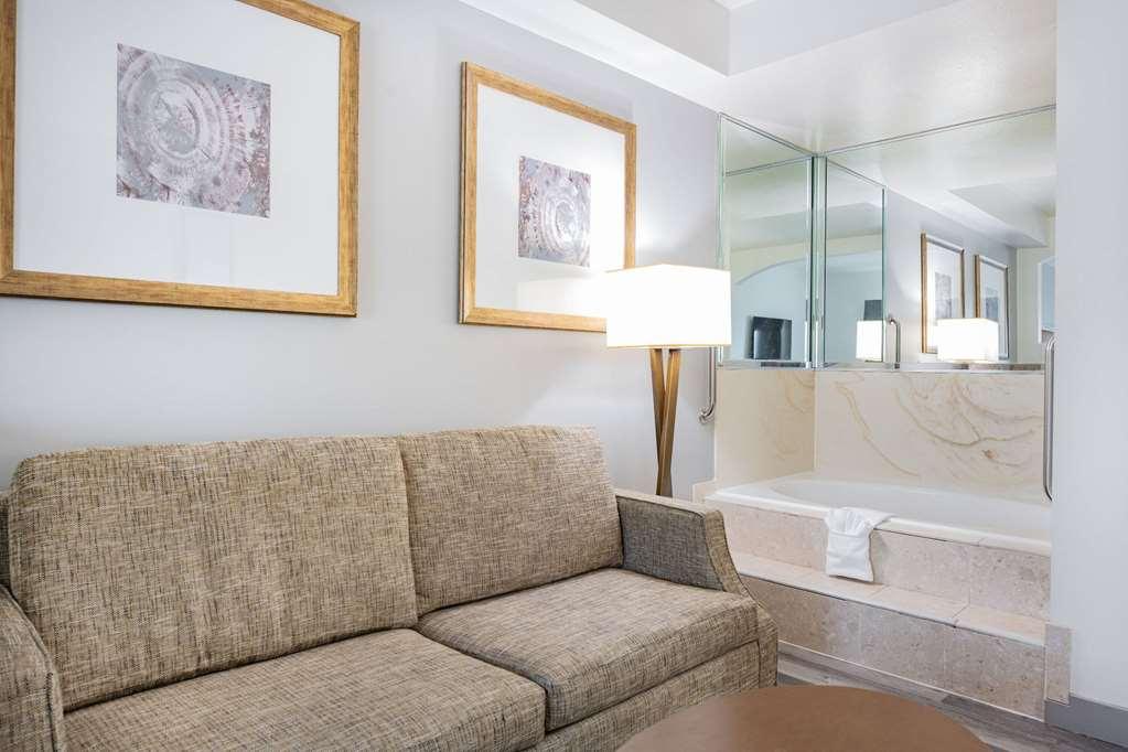 Ramada By Wyndham Hotel Bakersfield