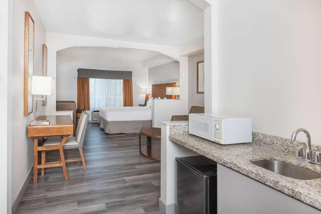 Ramada By Wyndham Bakersfield