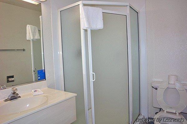 Hotel 6-bakersfield, Ca - Airport 2*