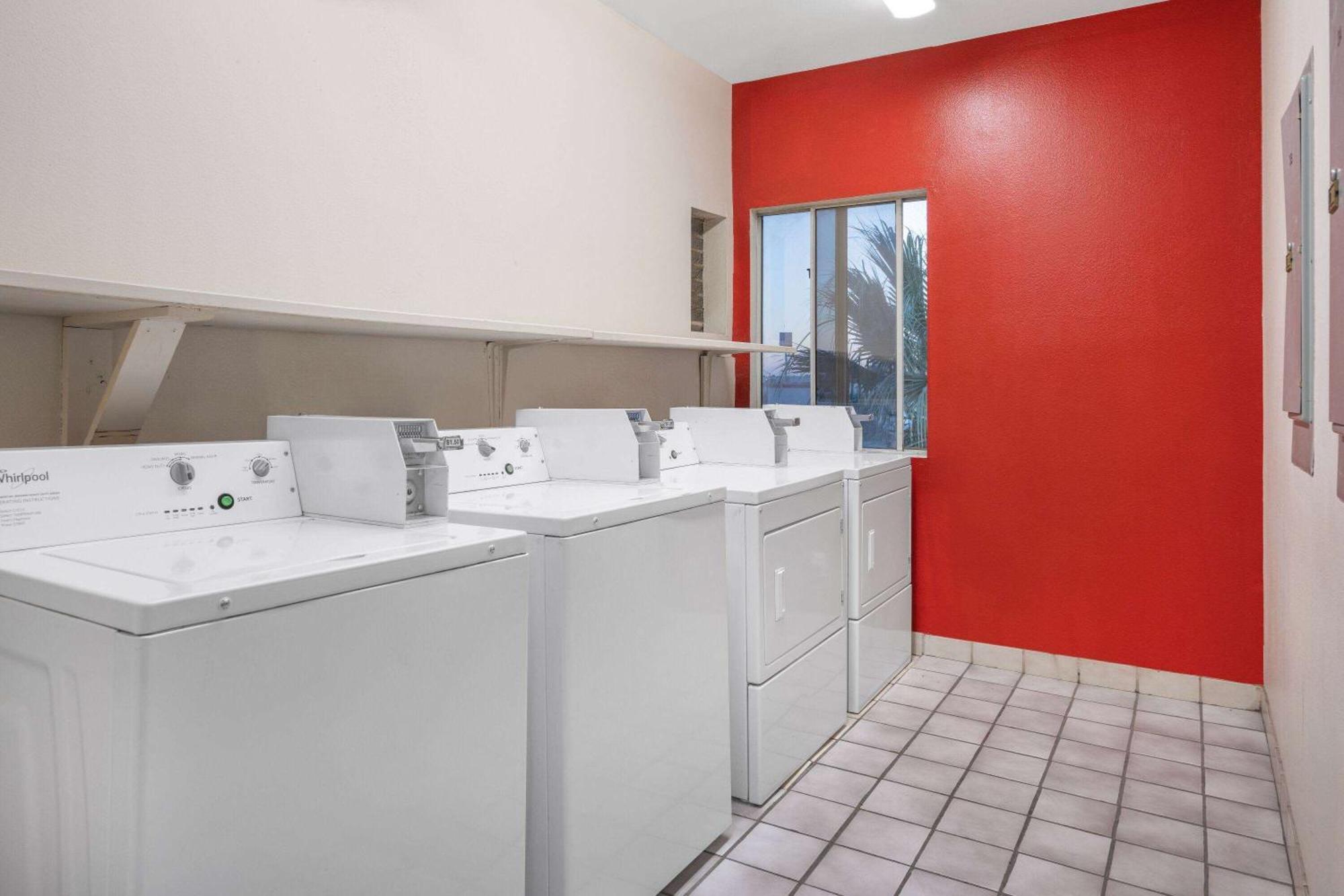 Ramada By Wyndham Hotel Bakersfield