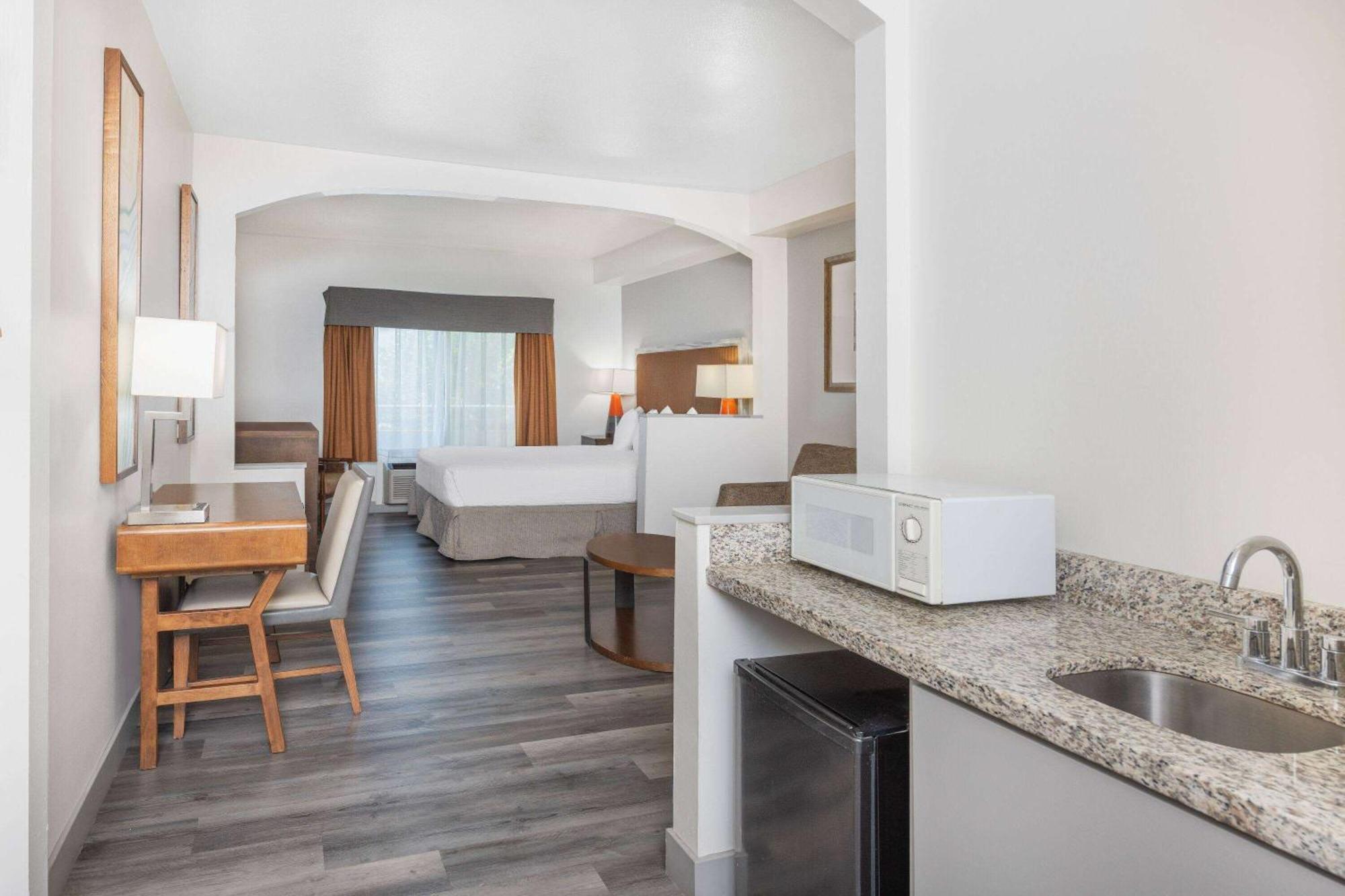 Ramada By Wyndham 2*