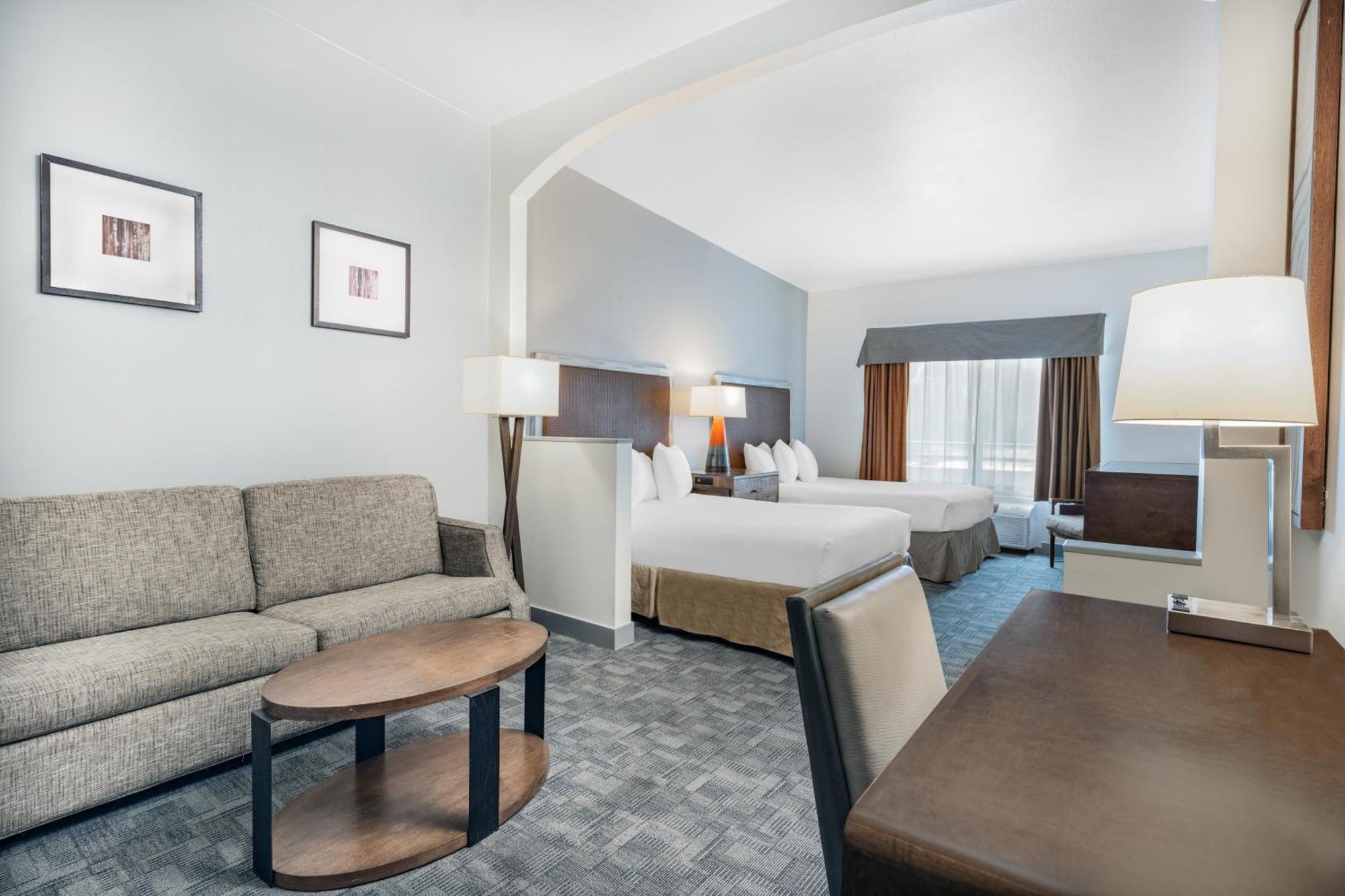 Hotel Ramada By Wyndham Bakersfield