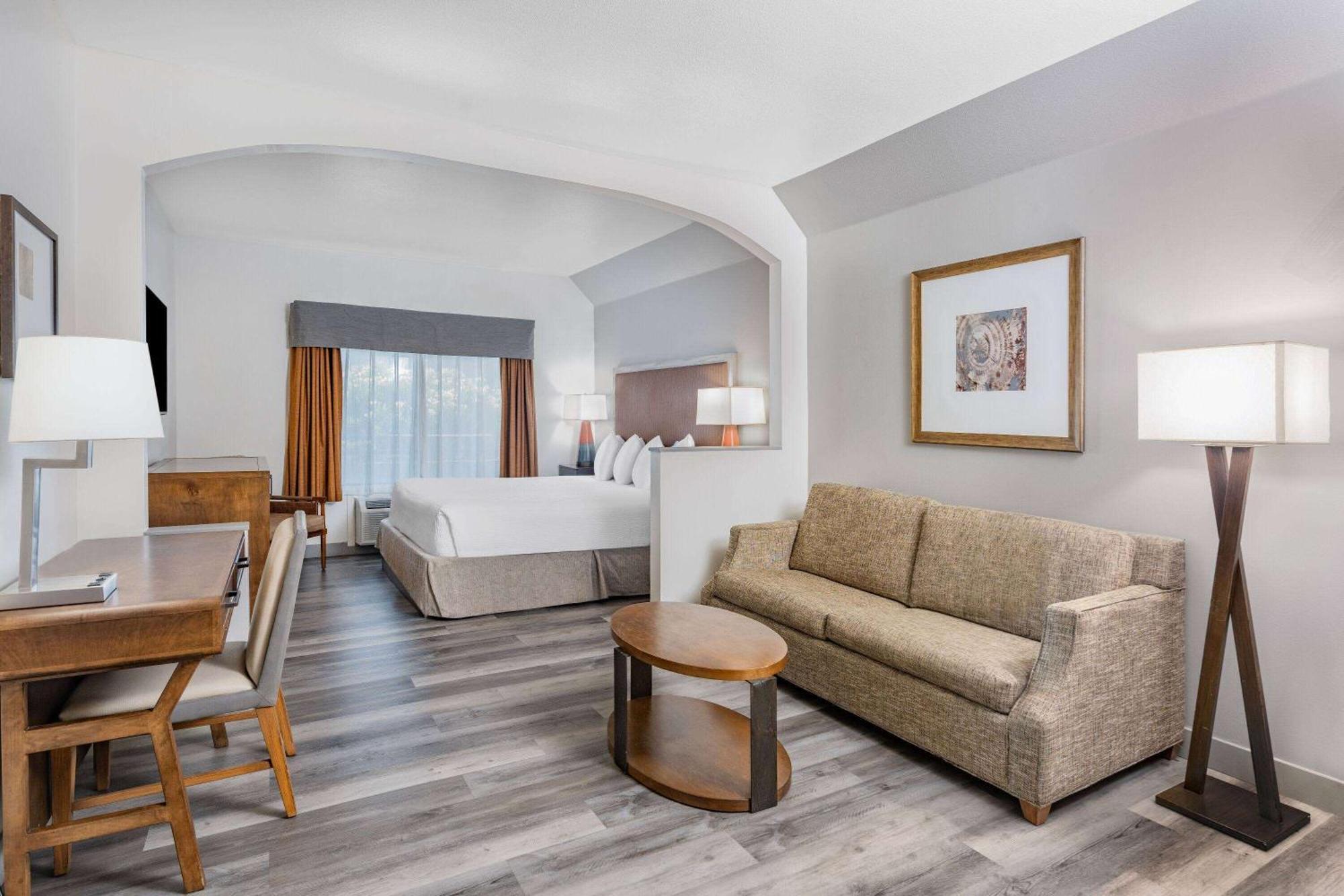 Ramada By Wyndham Bakersfield