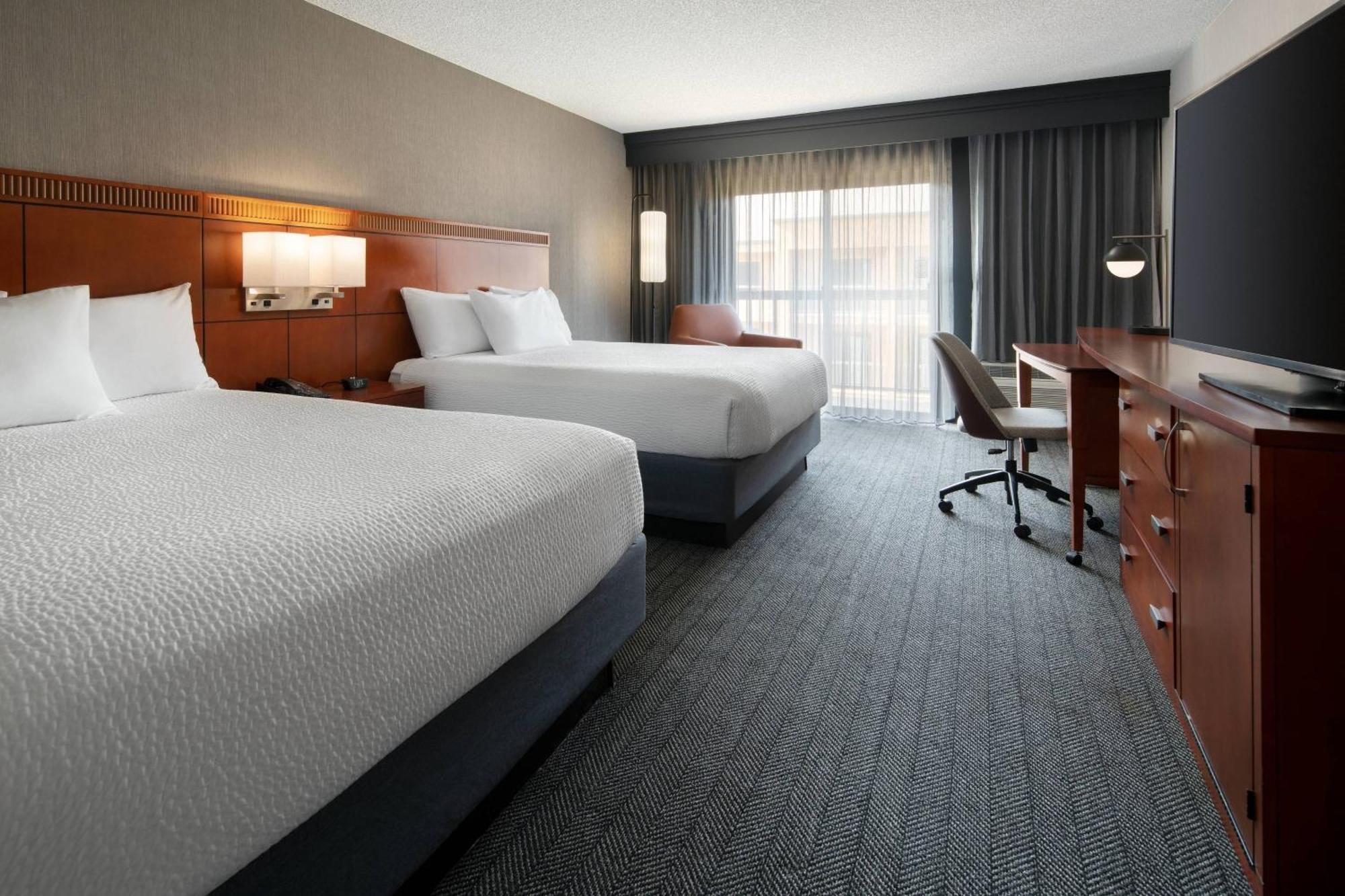 Courtyard By Marriott Bakersfield