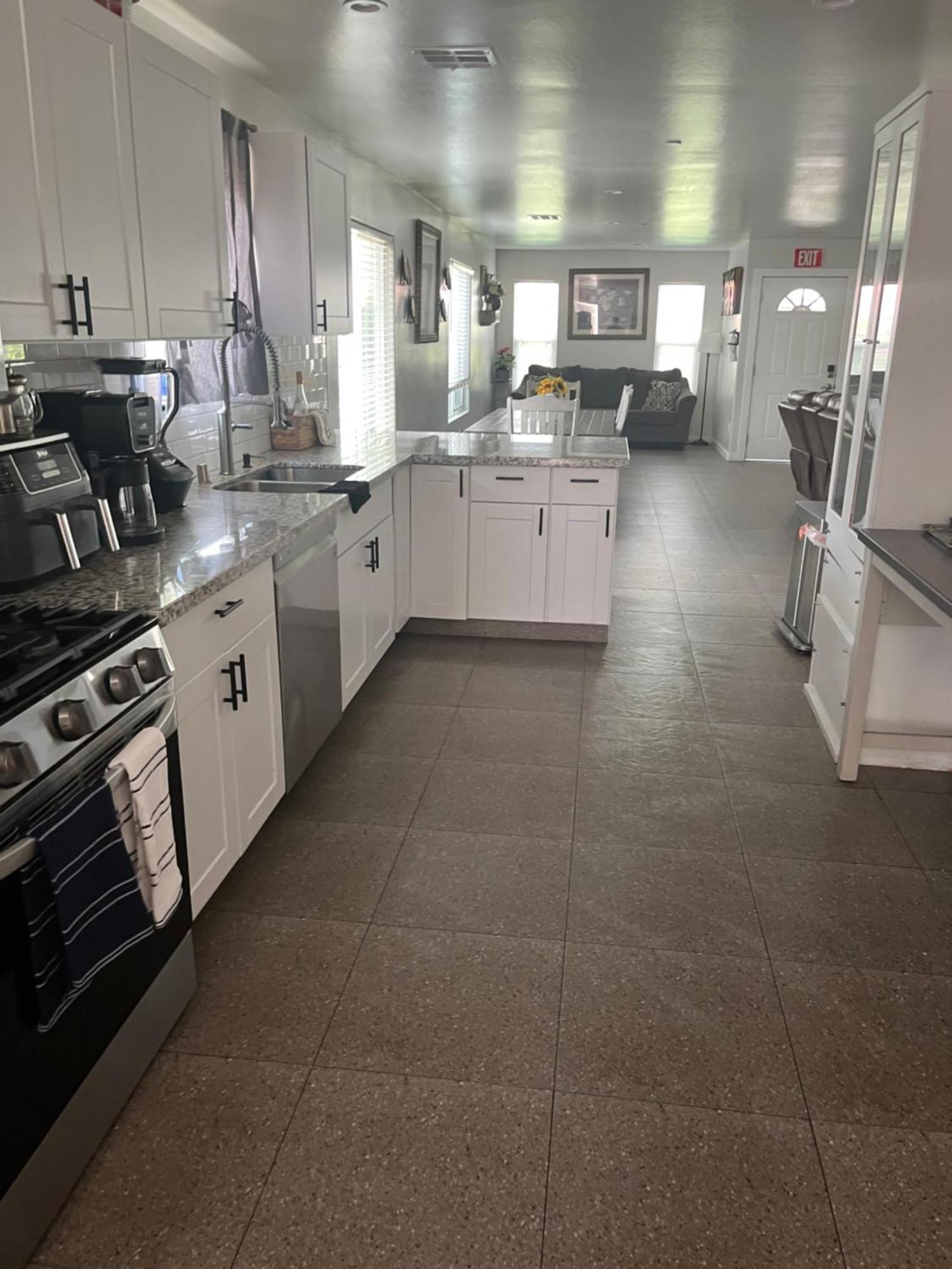 4 Bedroom 6 Bed Spacious And Luxury Holiday home Bakersfield