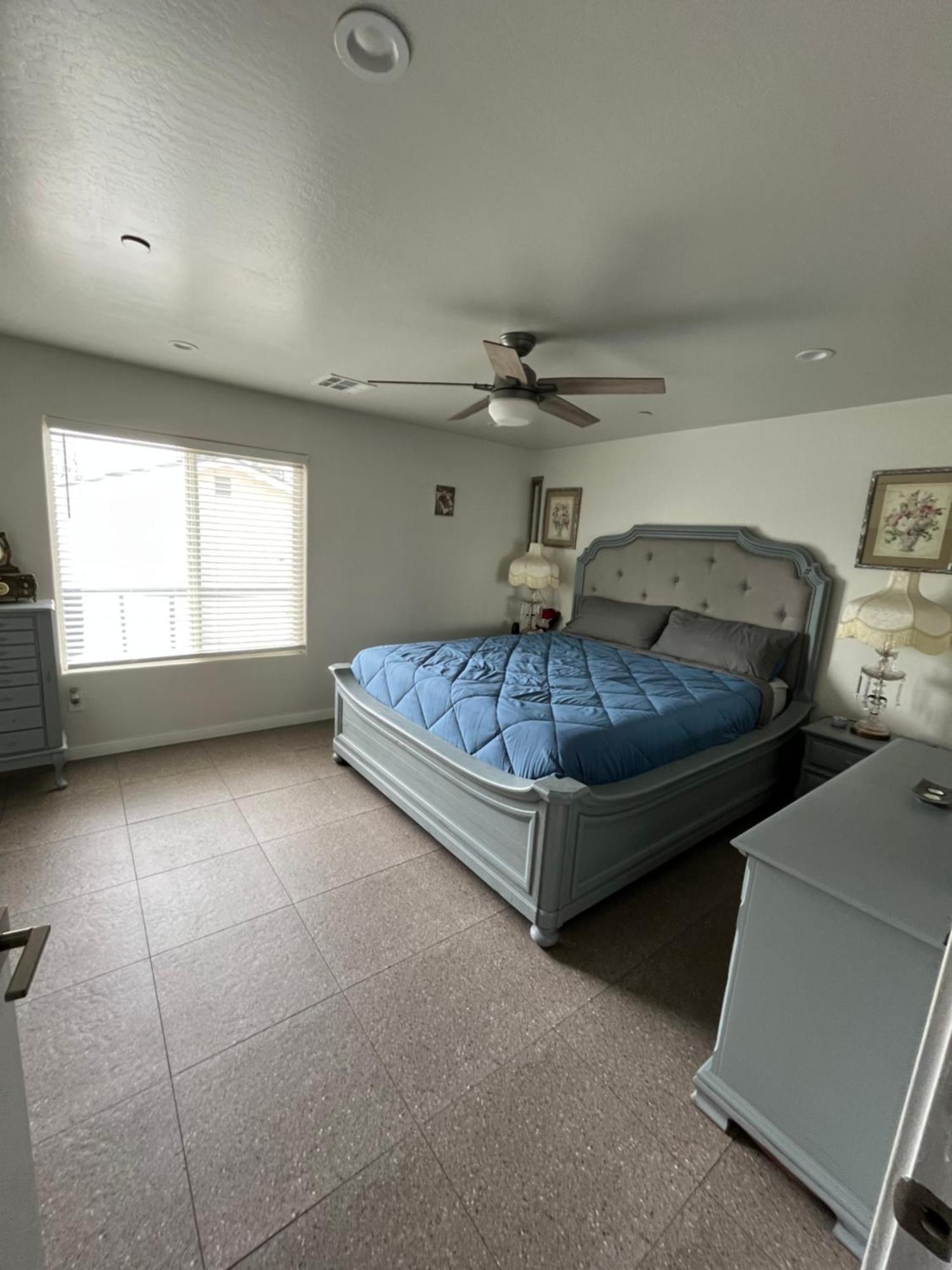 4 Bedroom 6 Bed Spacious And Luxury Holiday home Bakersfield
