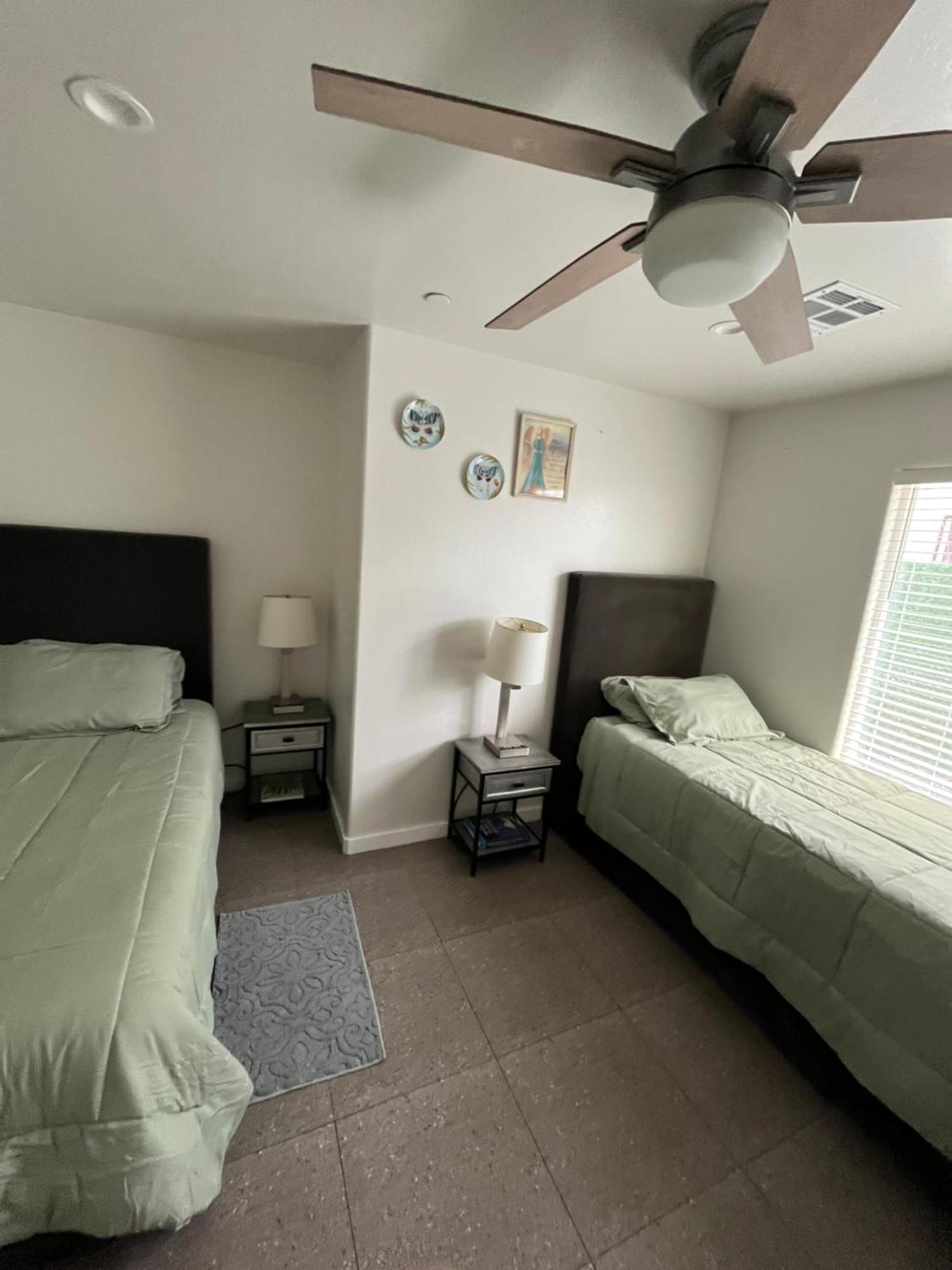 4 Bedroom 6 Bed Spacious And Luxury * Bakersfield