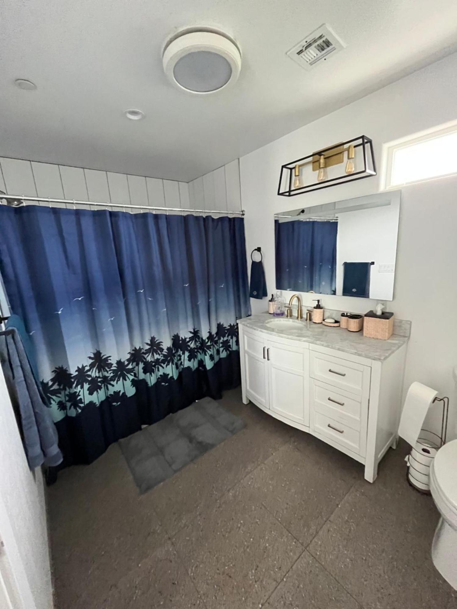 4 Bedroom 6 Bed Spacious And Luxury Holiday home *