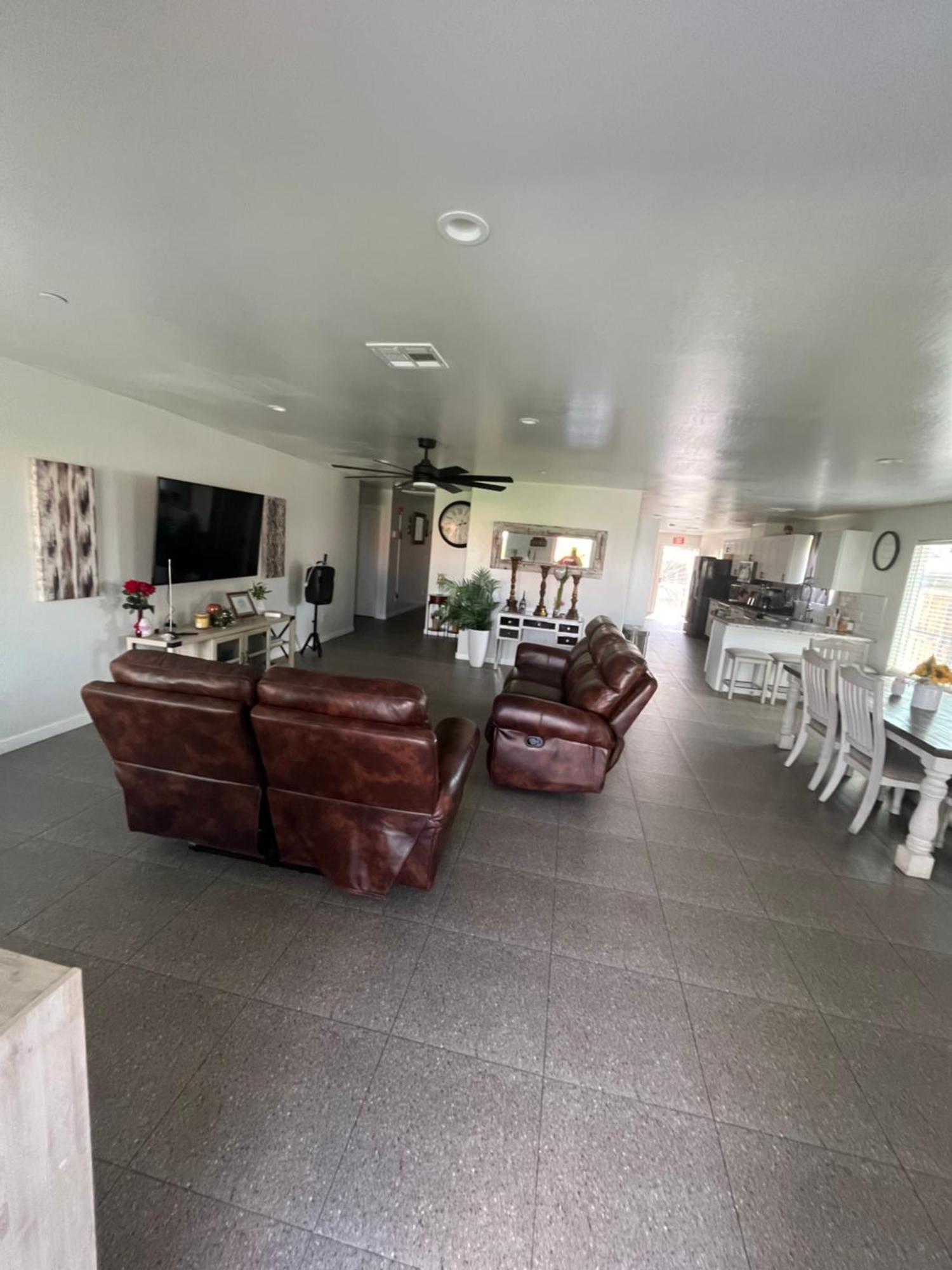 4 Bedroom 6 Bed Spacious And Luxury Holiday home