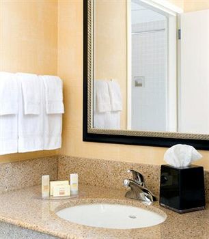 Courtyard By Marriott Bakersfield