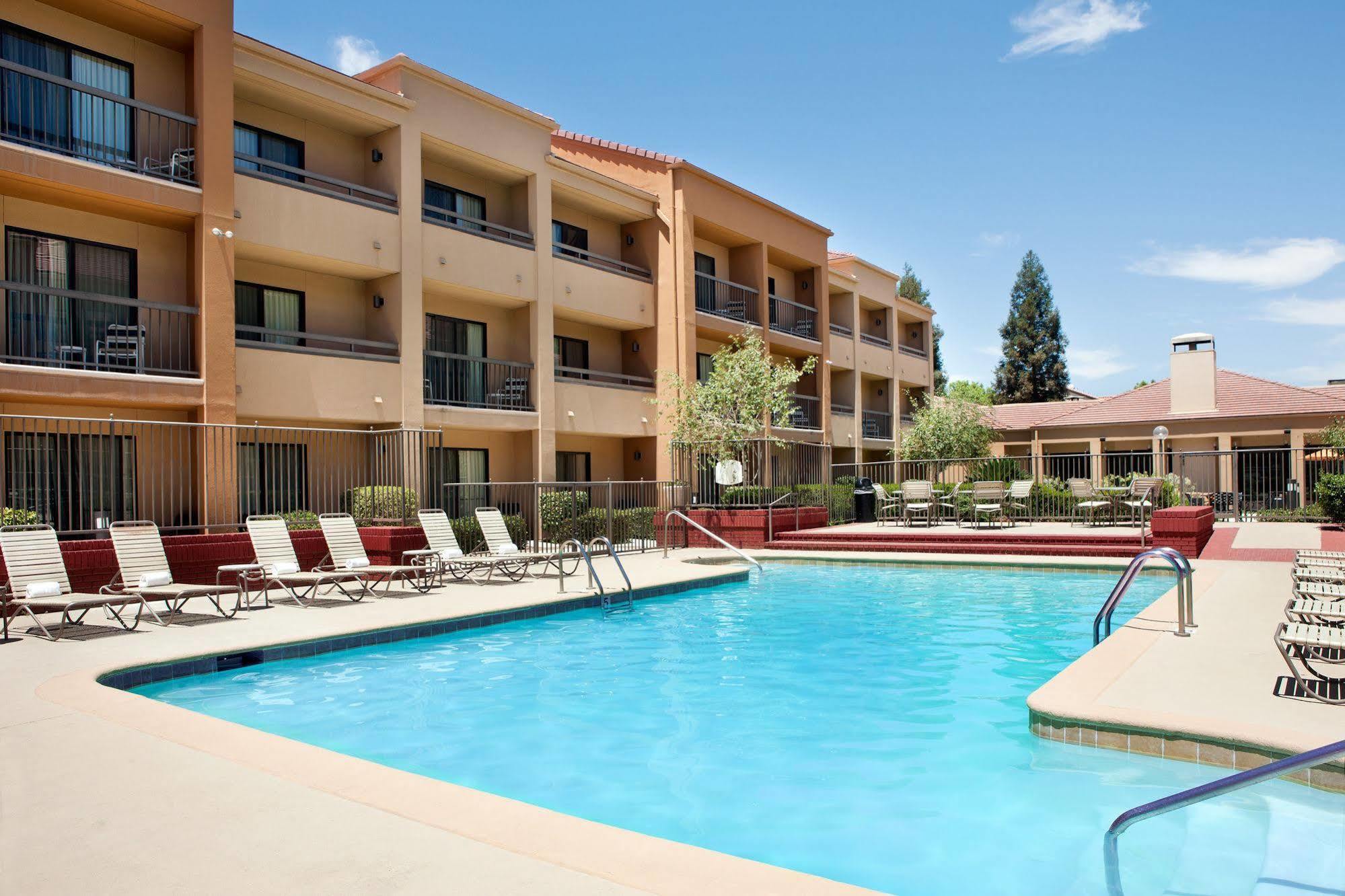 Courtyard By Marriott Bakersfield