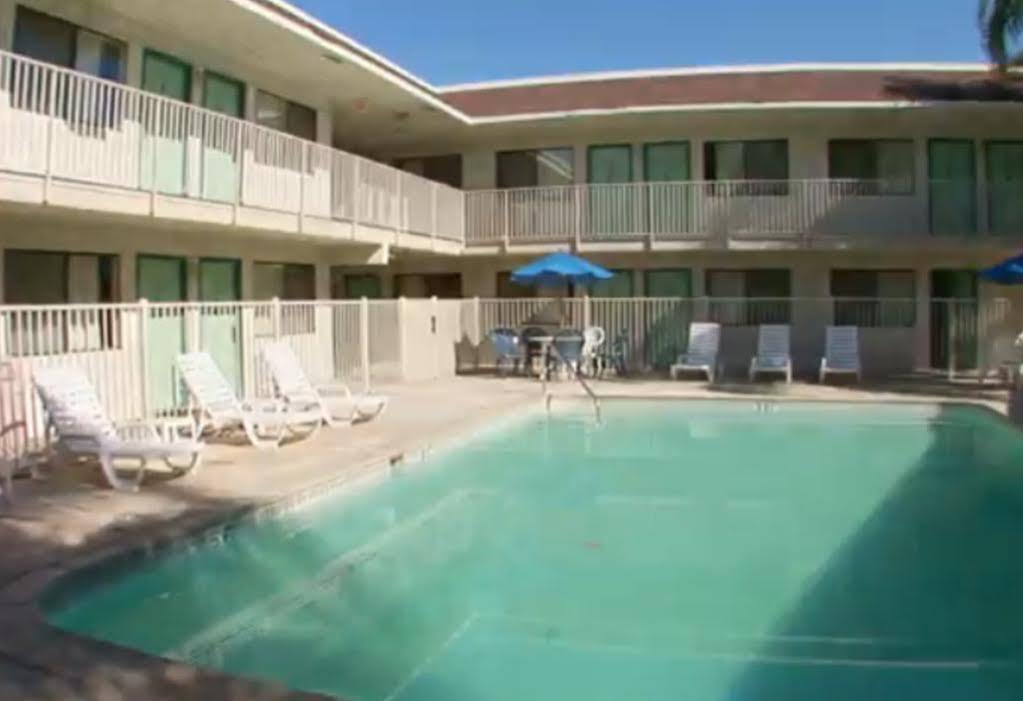 Hotel 6-bakersfield, Ca - Airport