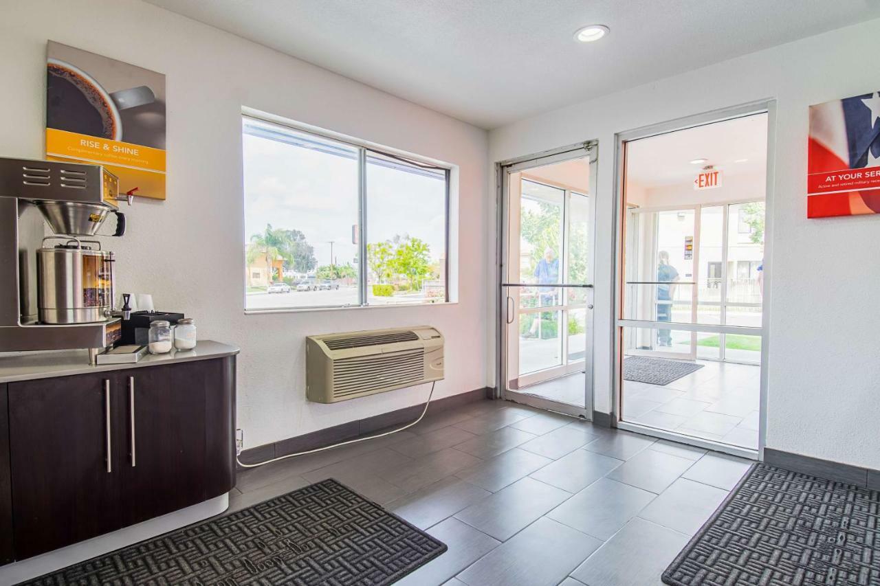Hotel 6-bakersfield, Ca - Airport 2*