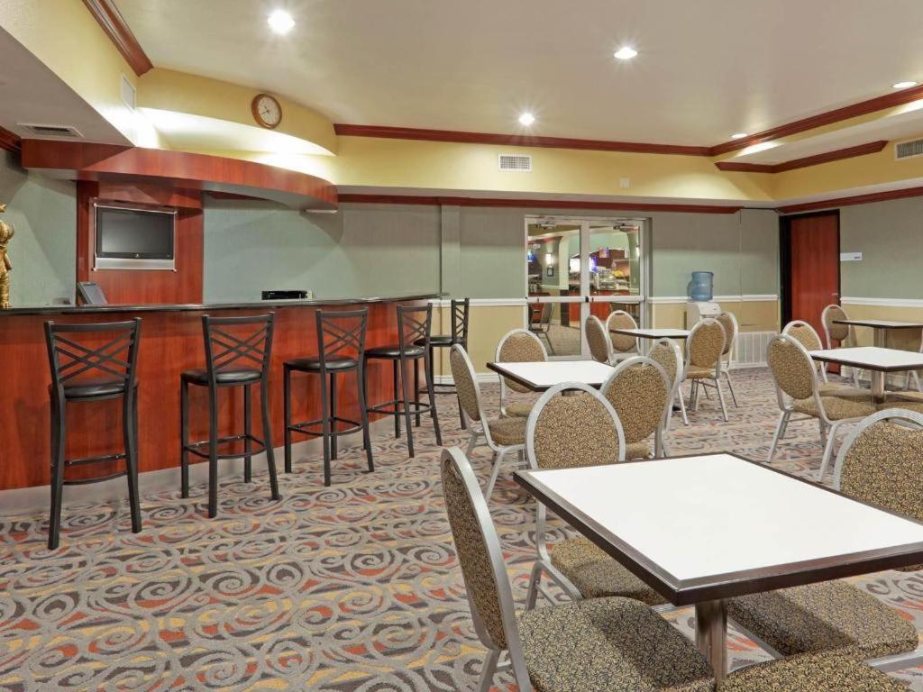 Hotel Express & By Ihg Bakersfield