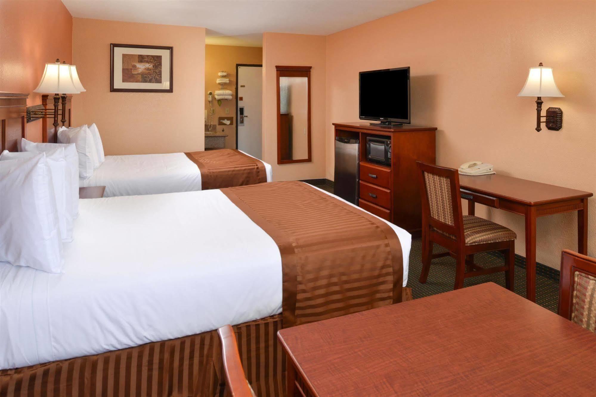 Americas Value & Suites-east 2*